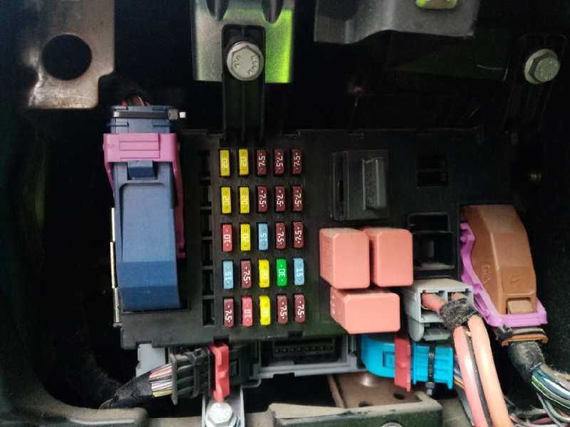 Recambio de caja reles / fusibles para fiat linea (110)    |   0.07 - ... | 2007 referencia OEM IAM  51825658 503440200512