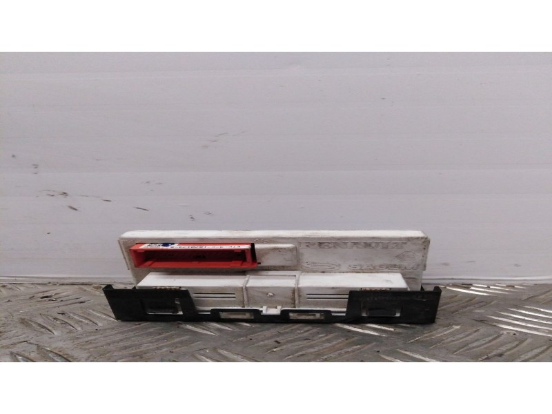 Recambio de pantalla multifuncion para renault megane ii berlina 3p    |   0.02 - 0.09 | 2002 - 2009 referencia OEM IAM 82001078