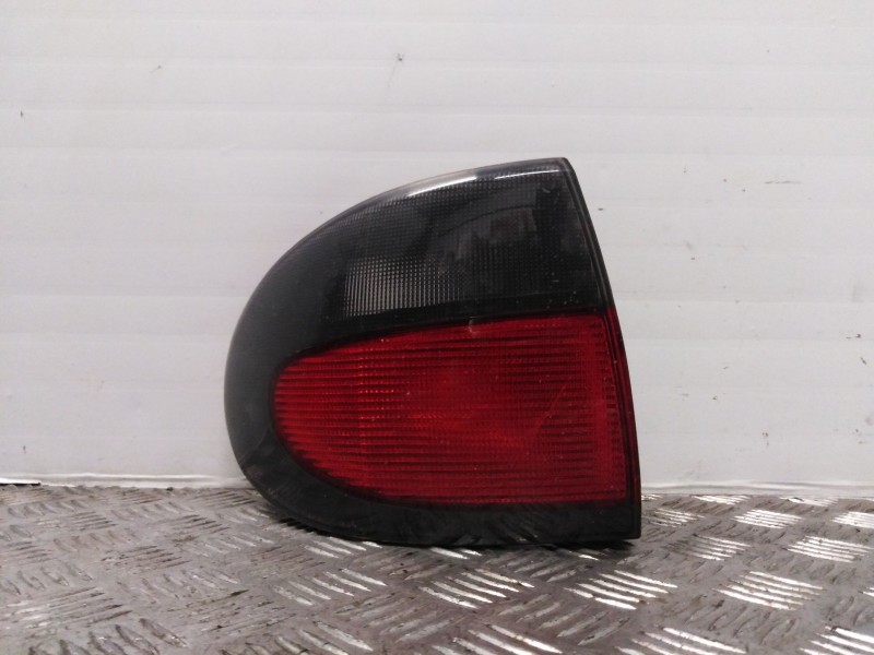 Recambio de piloto trasero izquierdo para renault megane i berlina hatchback (ba0) 1.6   |   0.95 - ... | 1995 | 90 cv / 66 kw r