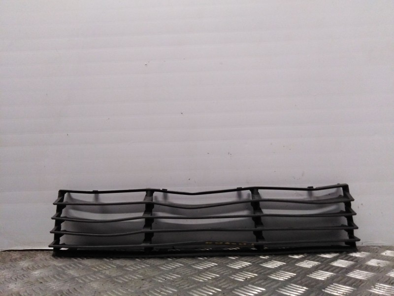 Recambio de rejilla paragolpes central para volkswagen passat berlina (3b3) referencia OEM IAM 3B0853677E  