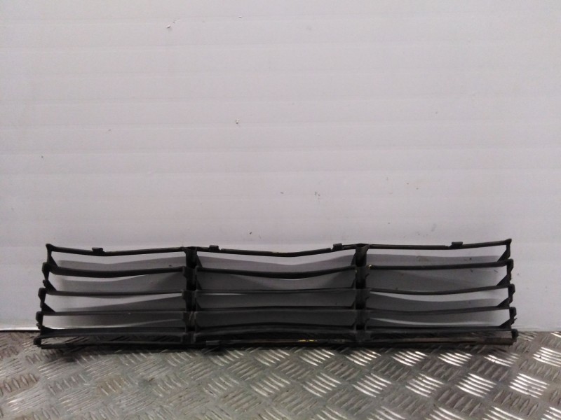 Recambio de rejilla paragolpes central para volkswagen passat berlina (3b3) referencia OEM IAM 3B0853677E  