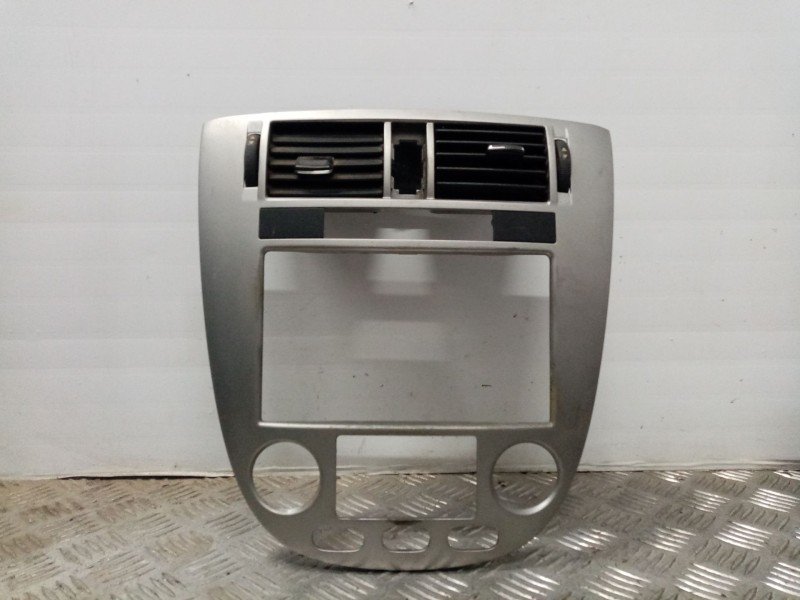 Recambio de mascara central de salpicadero para chevrolet nubira berlina 1.6 cat referencia OEM IAM 96555041 96554909 