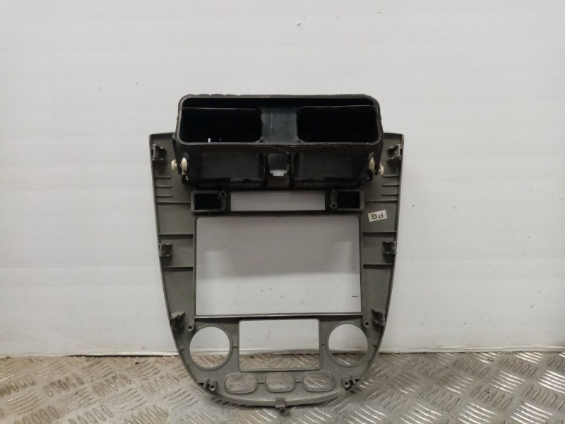 Recambio de mascara central de salpicadero para chevrolet nubira berlina 1.6 cat referencia OEM IAM 96555041 96554909 