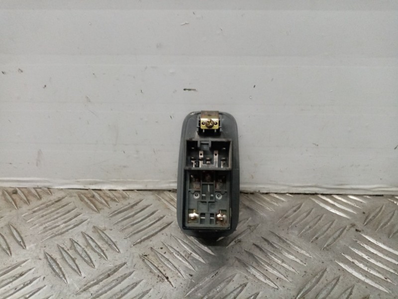 Recambio de mando elevalunas delantero derecho para chevrolet nubira berlina 1.6 cat referencia OEM IAM 621W04790  