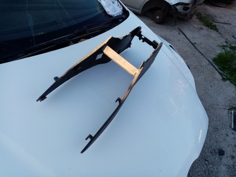 Recambio de mascara central de salpicadero para mercedes vaneo (w414) furgoneta compacta referencia OEM IAM A4146830008  