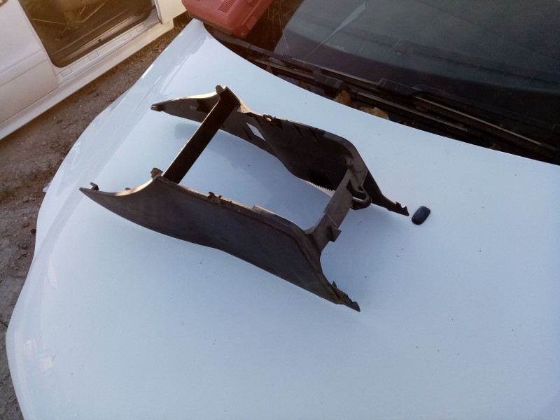 Recambio de mascara central de salpicadero para mercedes vaneo (w414) furgoneta compacta referencia OEM IAM A4146830008  