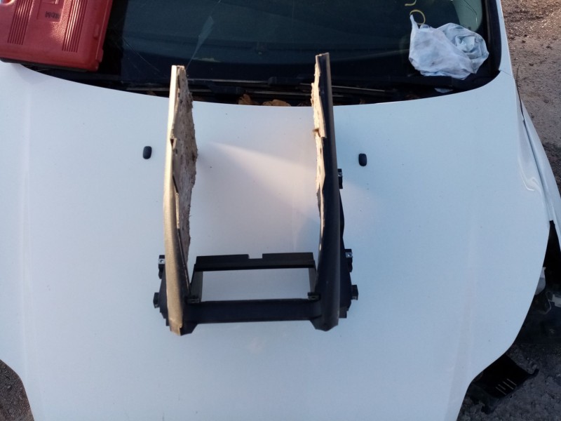 Recambio de mascara central de salpicadero para mercedes vaneo (w414) furgoneta compacta referencia OEM IAM 4146890173  