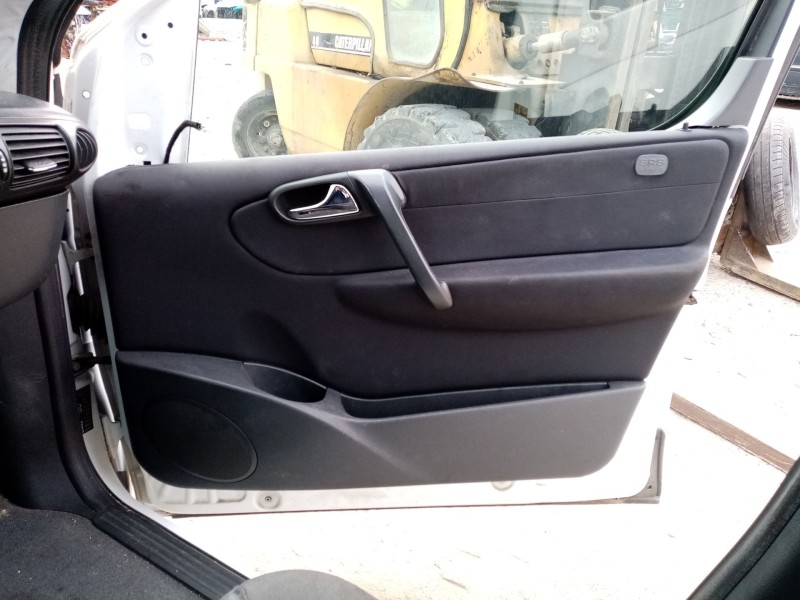 Recambio de guarnecido puerta delantera derecha para mercedes vaneo (w414) furgoneta compacta referencia OEM IAM A4147200570  