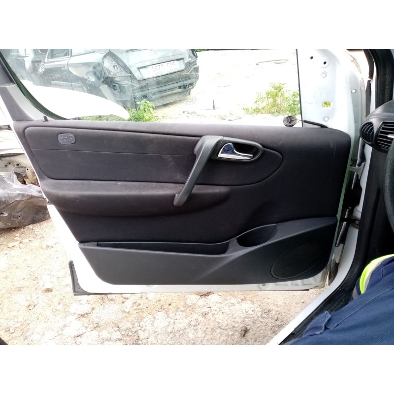 Recambio de guarnecido puerta delantera izquierda para mercedes vaneo (w414) furgoneta compacta referencia OEM IAM A4147200170  
