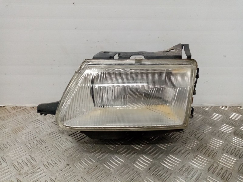 Recambio de faro izquierdo para citroen saxo 1.1 referencia OEM IAM   