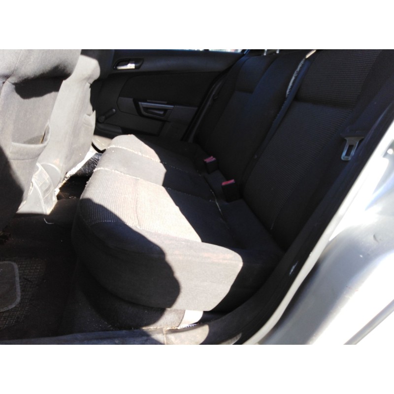 opel astra h berlina del año 2004