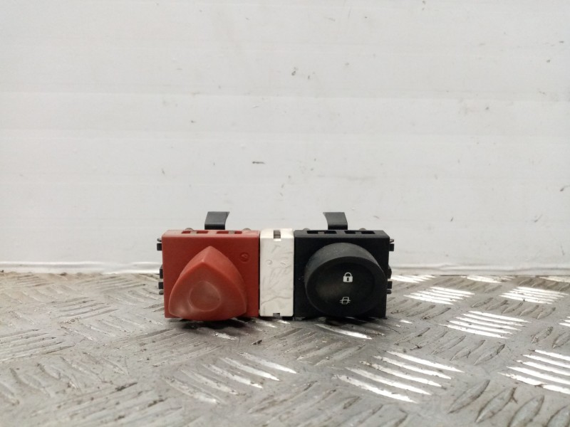 Recambio de warning para renault megane ii berlina 5p referencia OEM IAM 8200095493 8200109723 8200107808