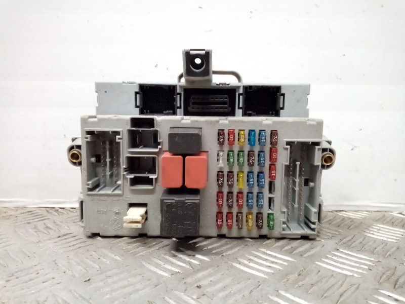 Recambio de caja reles / fusibles para fiat punto berlina (188) referencia OEM IAM 46817785  