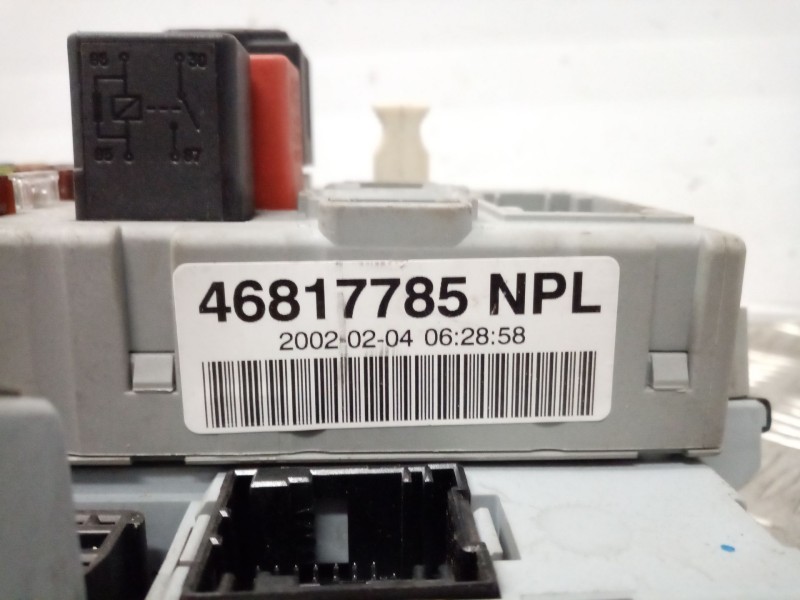 Recambio de caja reles / fusibles para fiat punto berlina (188) referencia OEM IAM 46817785  