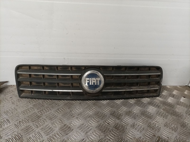 Recambio de rejilla delantera para fiat punto berlina (188) 1.2 cat referencia OEM IAM 46849441  