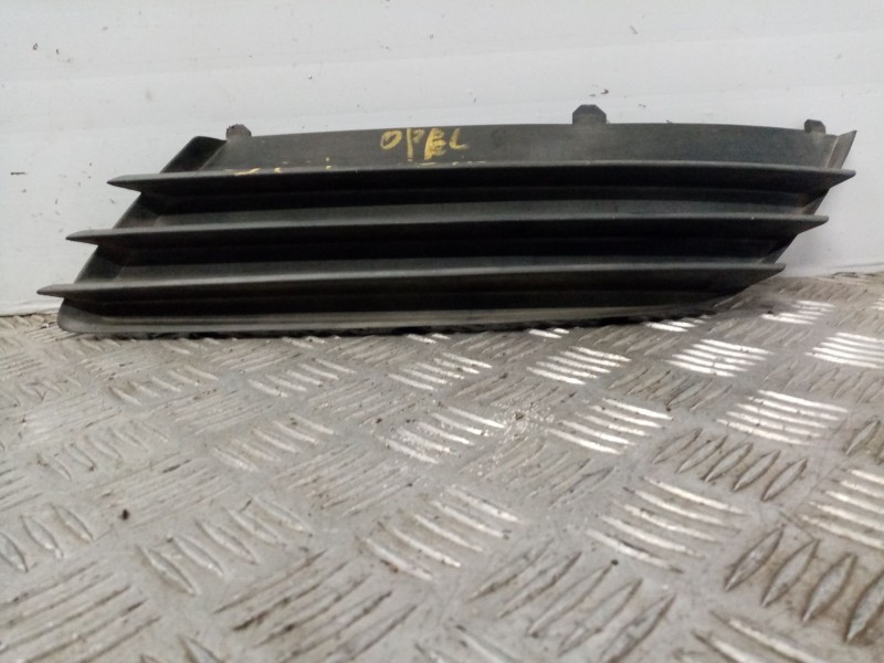 Recambio de rejilla paragolpes izquierdo para opel astra h berlina enjoy referencia OEM IAM 13117250  