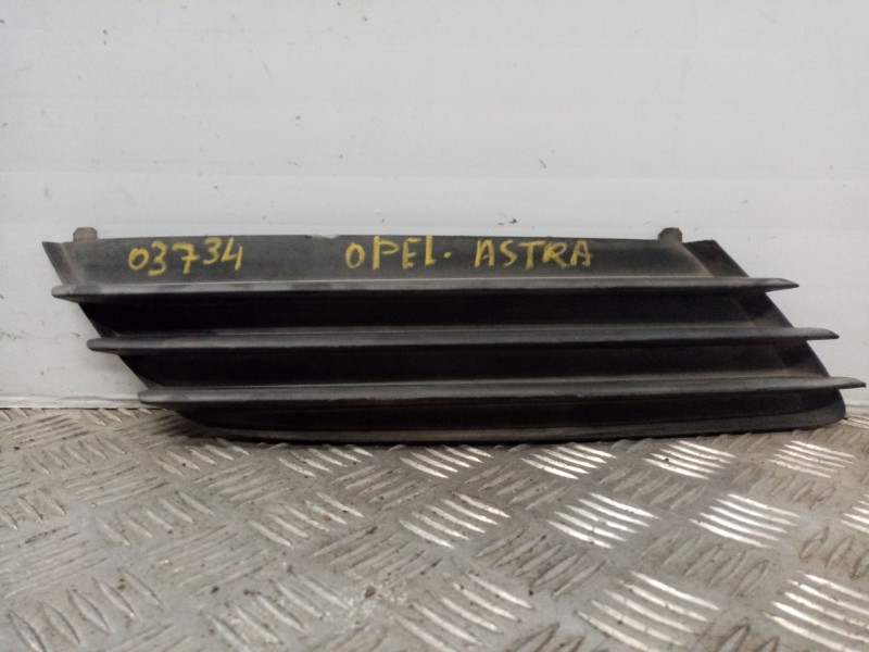 Recambio de rejilla paragolpes derecho para opel astra h berlina enjoy referencia OEM IAM 13117251  
