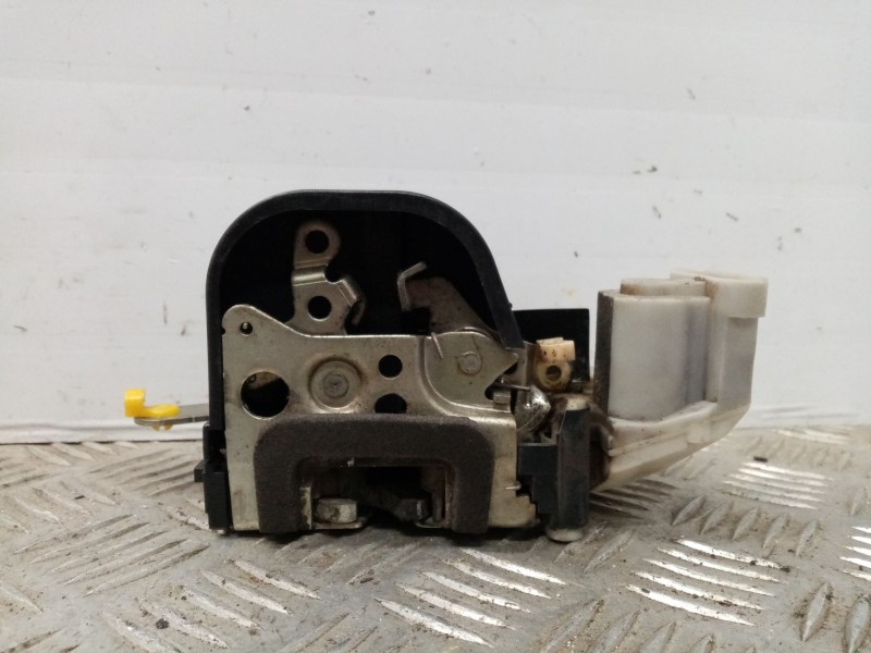 Recambio de cerradura puerta trasera izquierda para alfa romeo 147 (190) referencia OEM IAM 0046557035  