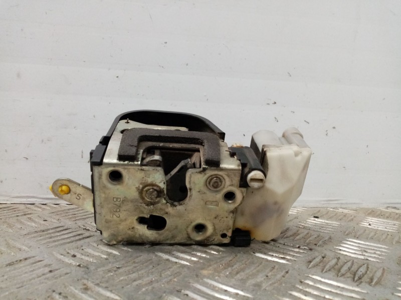 Recambio de cerradura puerta trasera izquierda para alfa romeo 147 (190) referencia OEM IAM 0046557035  