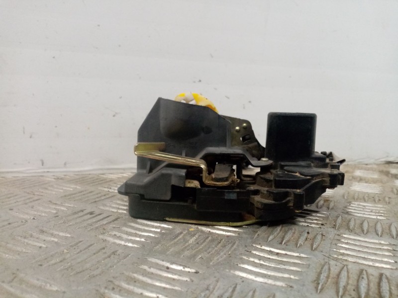 Recambio de cerradura puerta trasera derecha para kia carens 2.0 turbodiesel cat referencia OEM IAM   