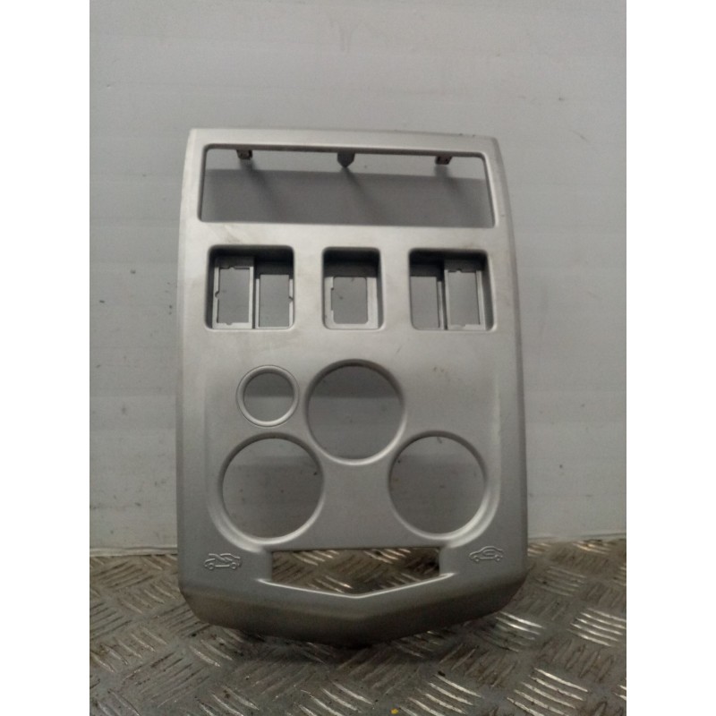 Recambio de mascara central de salpicadero para dacia logan 1.5 dci diesel cat referencia OEM IAM   