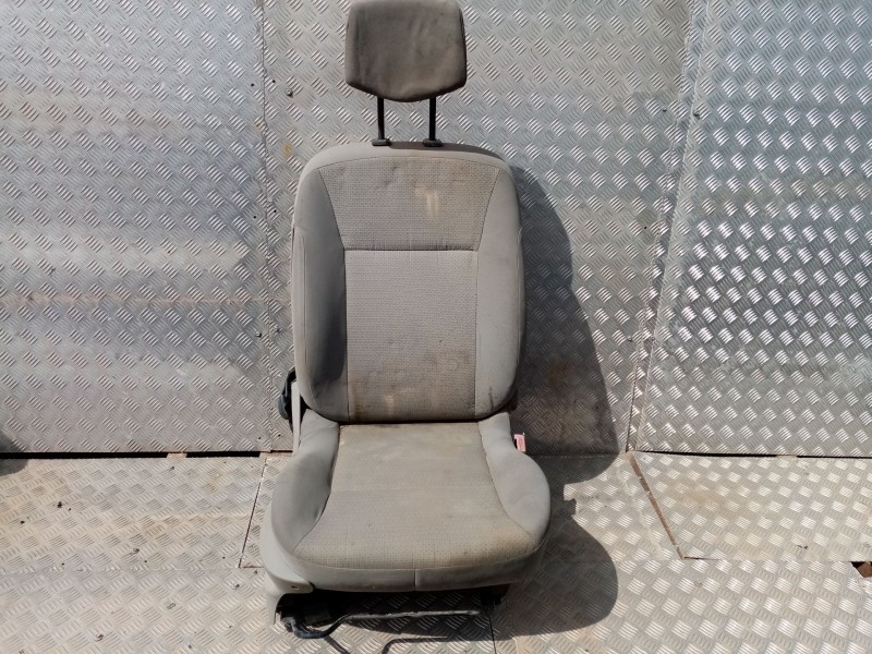 Recambio de anclaje cinturon delantero izquierdo para renault clio iii expression referencia OEM IAM   