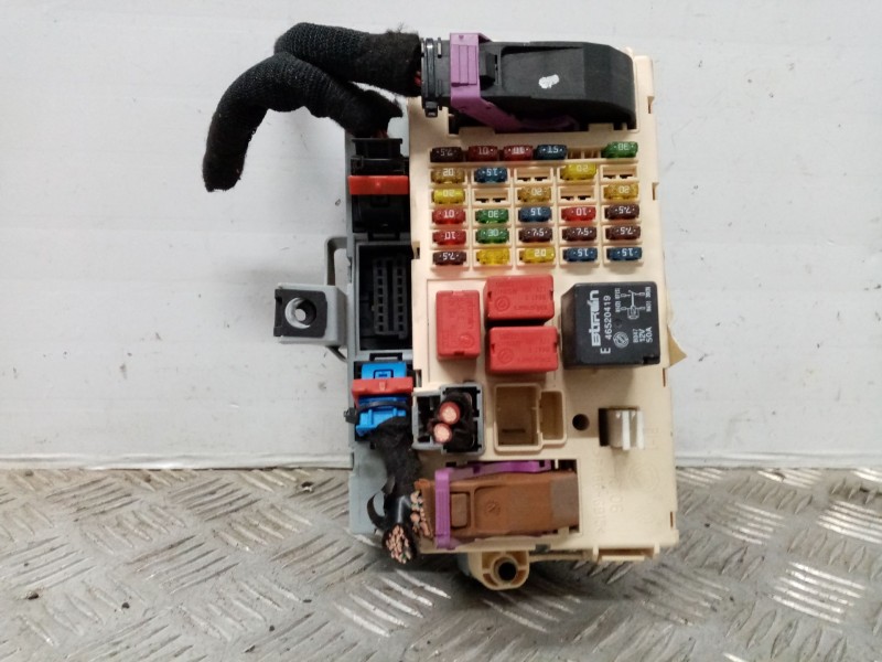 Recambio de caja reles / fusibles para fiat stilo (192) 1.9 jtd cat referencia OEM IAM 501209520040  