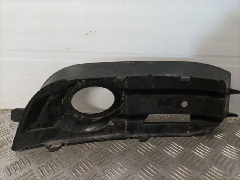 Recambio de rejilla paragolpes izquierdo para audi a1 (8x) referencia OEM IAM 8X0807681A  