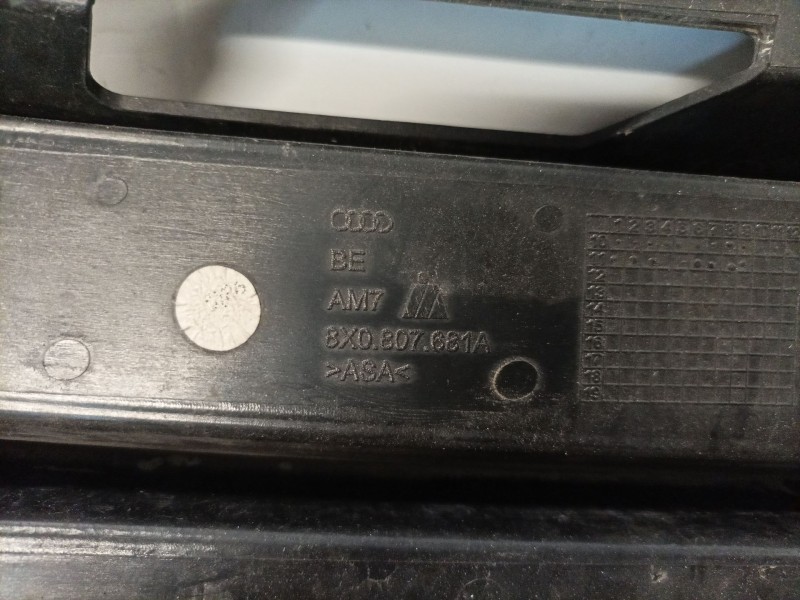 Recambio de rejilla paragolpes izquierdo para audi a1 (8x) referencia OEM IAM 8X0807681A  
