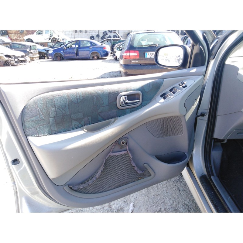 nissan almera tino (v10) del año 2000