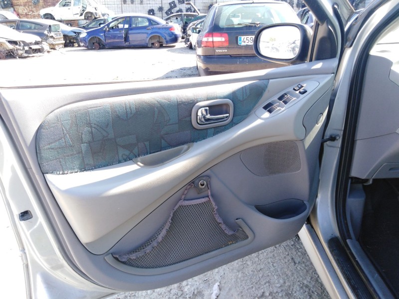 nissan almera tino (v10) del año 2000