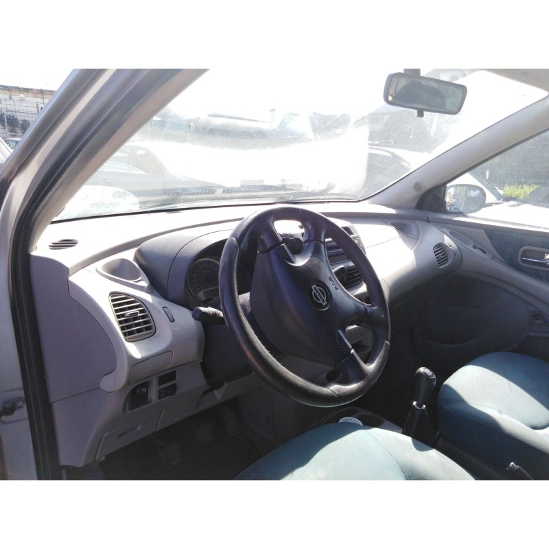 nissan almera tino (v10) del año 2000