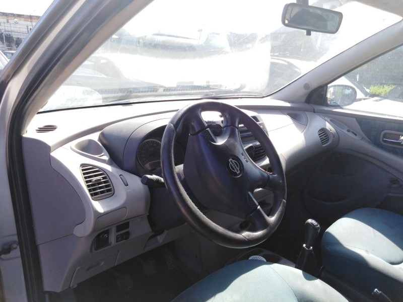 nissan almera tino (v10) del año 2000