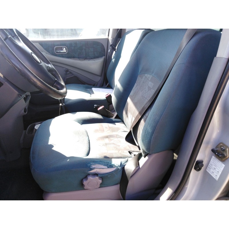 nissan almera tino (v10) del año 2000