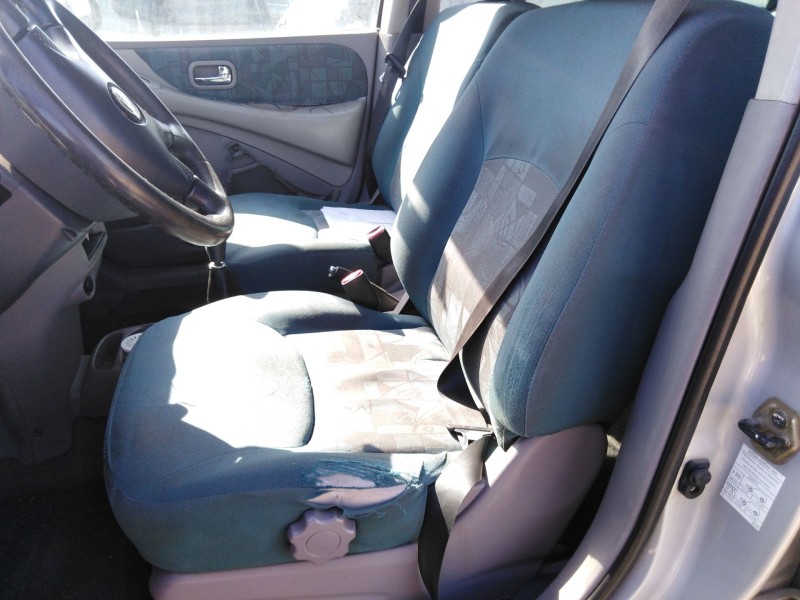 nissan almera tino (v10) del año 2000