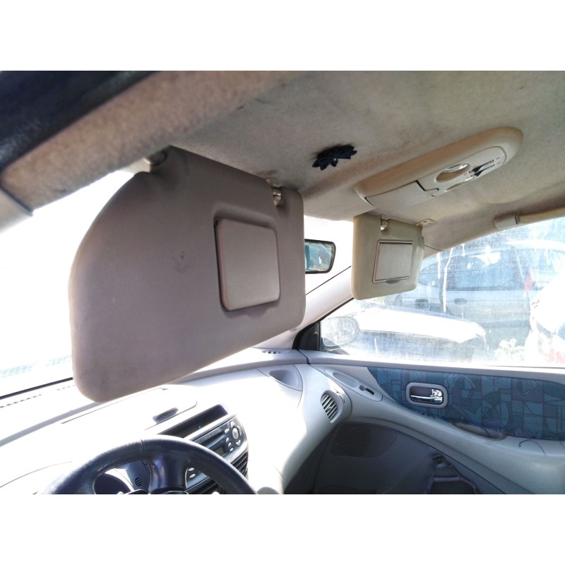 nissan almera tino (v10) del año 2000