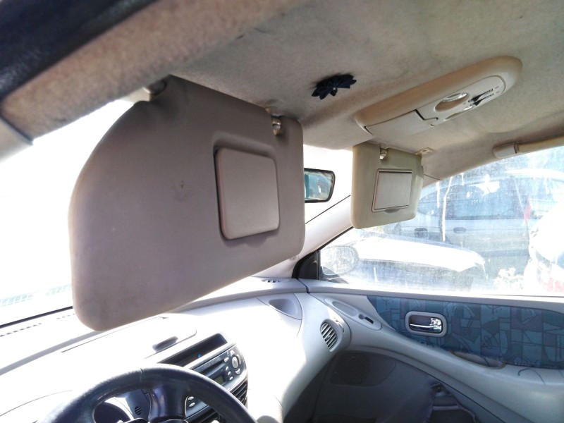 nissan almera tino (v10) del año 2000