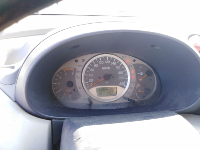 nissan almera tino (v10) del año 2000