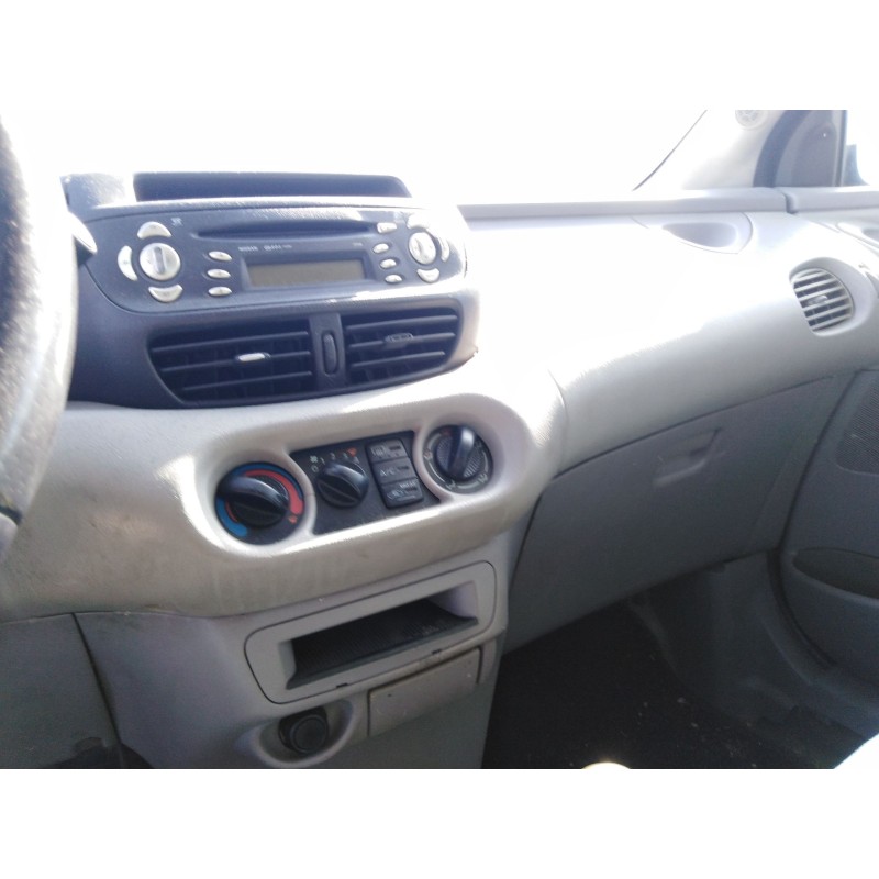 nissan almera tino (v10) del año 2000