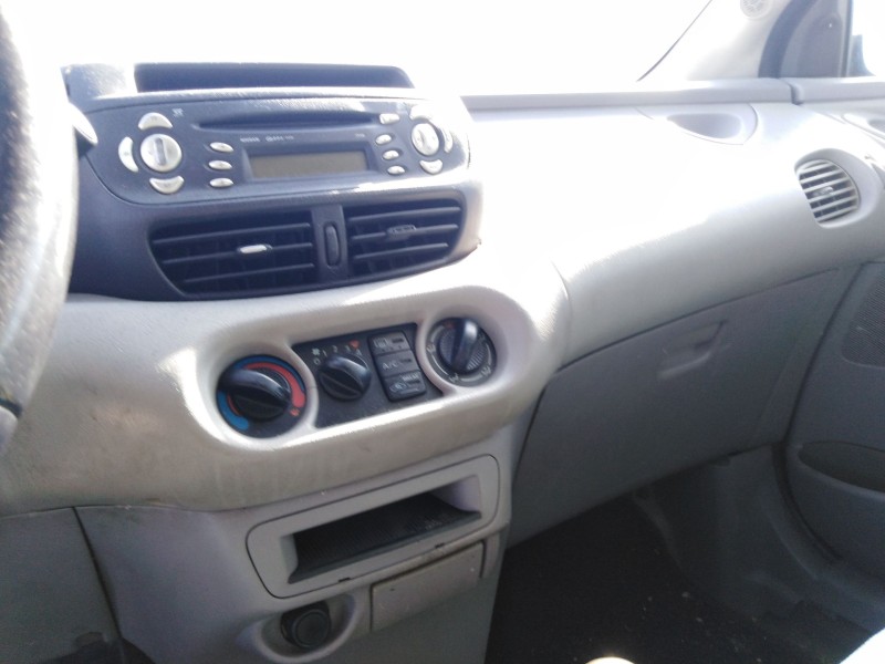 nissan almera tino (v10) del año 2000