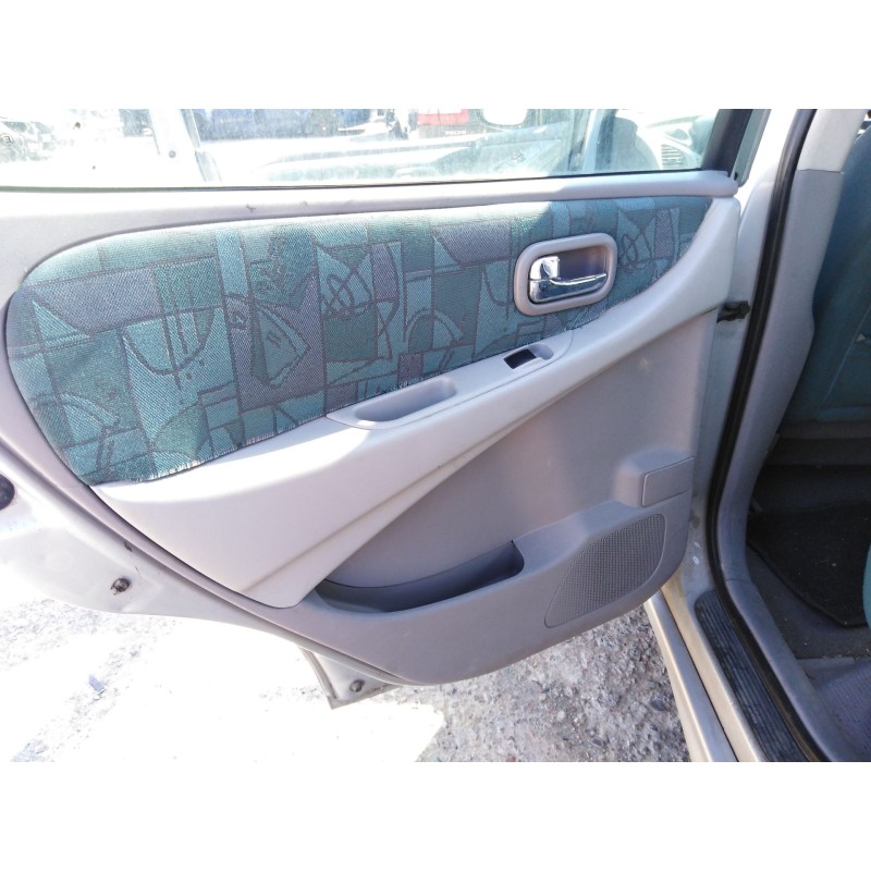 nissan almera tino (v10) del año 2000