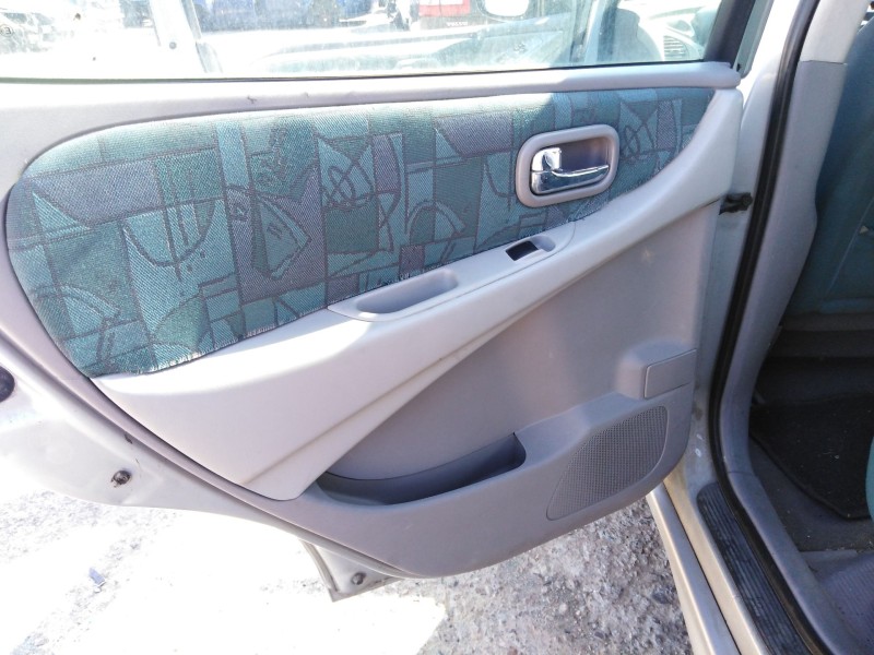 nissan almera tino (v10) del año 2000