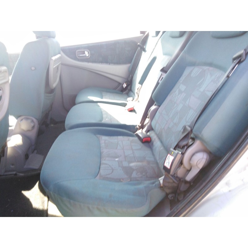 nissan almera tino (v10) del año 2000