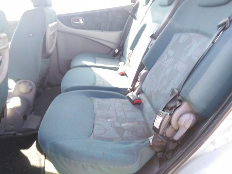 nissan almera tino (v10) del año 2000