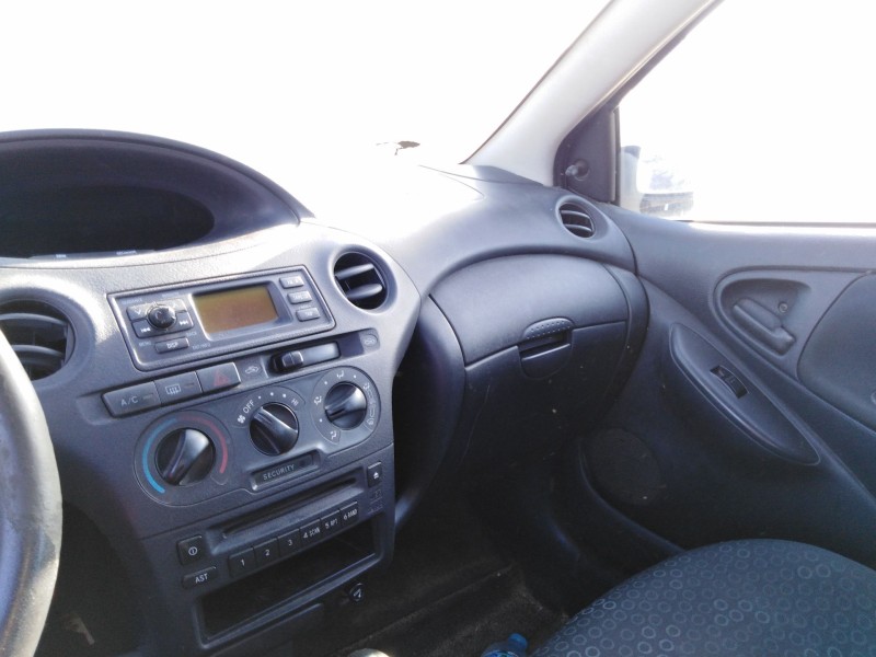toyota yaris (_p1_) del año 2003