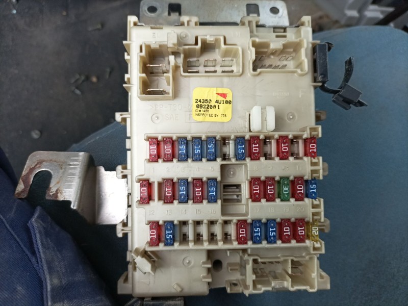 Recambio de caja reles / fusibles para nissan almera tino (v10) 2.2 dci referencia OEM IAM 243504U100  