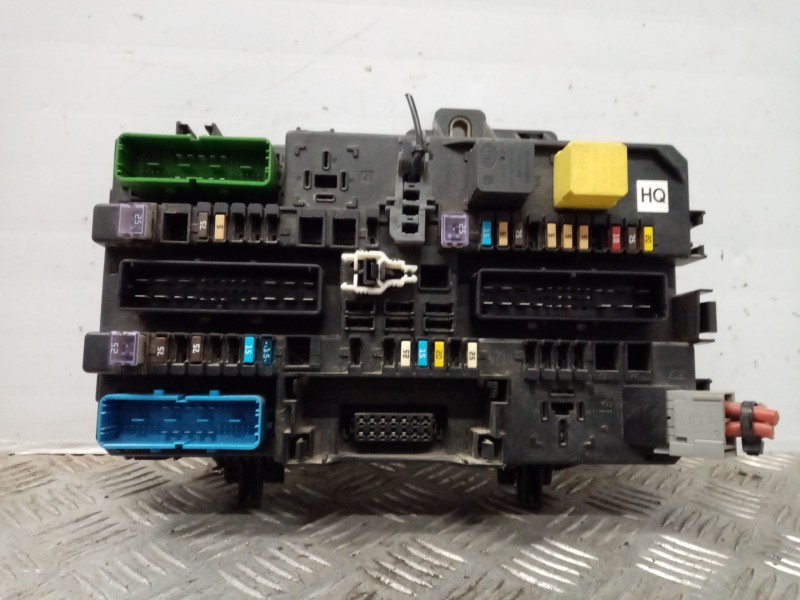 Recambio de caja reles / fusibles para opel zafira b enjoy referencia OEM IAM 13220831  