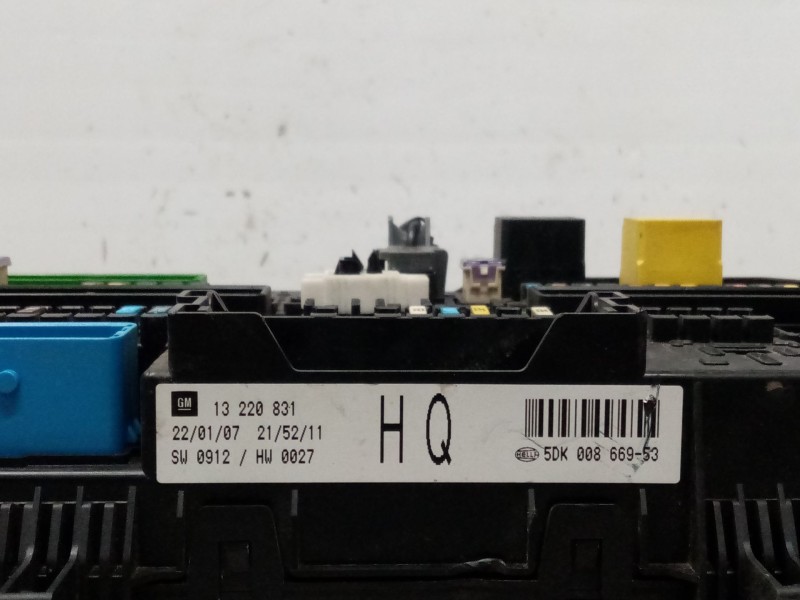 Recambio de caja reles / fusibles para opel zafira b enjoy referencia OEM IAM 13220831  