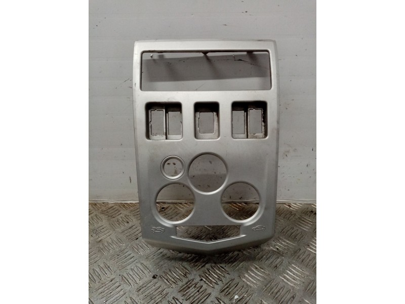 Recambio de consola central para dacia logan referencia OEM IAM   