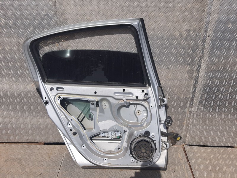 Recambio de puerta trasera izquierda para peugeot 407 st confort referencia OEM IAM   